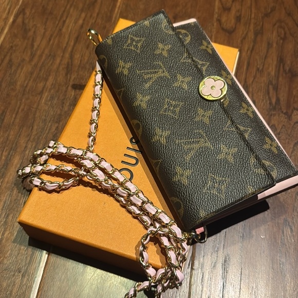 LOUIS VUITTON
Rose Ballerine Monogram
Canvas Flore Wallet - Picture 12 of 12